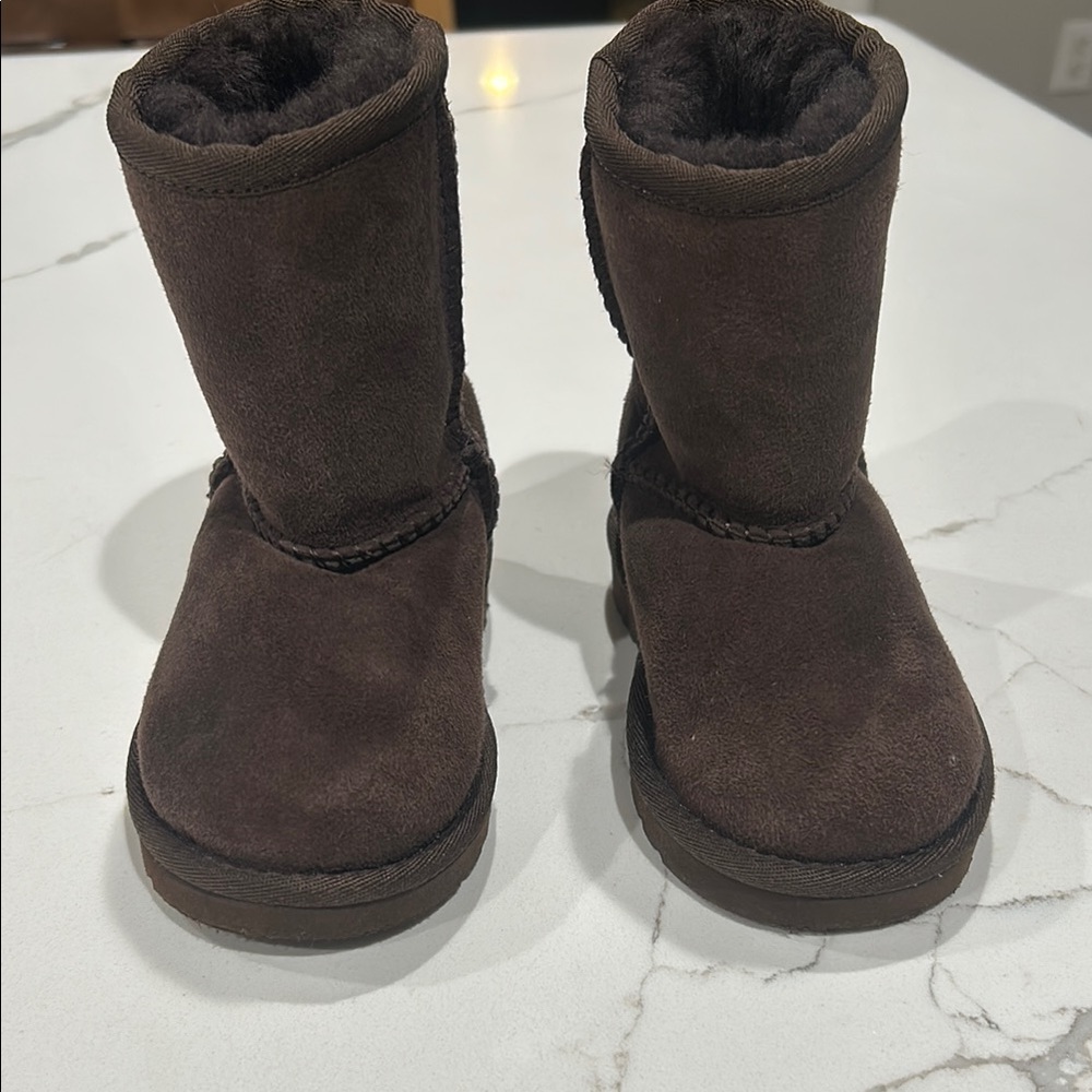 Kids Ugg boots. New without tags! Size 7